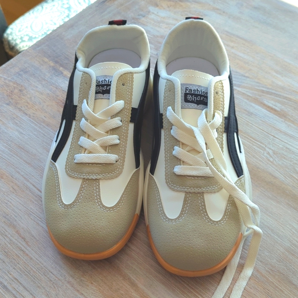 Women's Tennis Shoes size 8